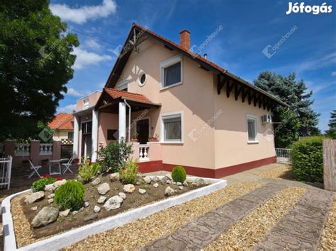 Családi ház kerttel és garázzsal