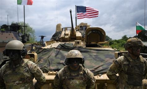 Amerikai katona sisakban, rövid hajviselettel