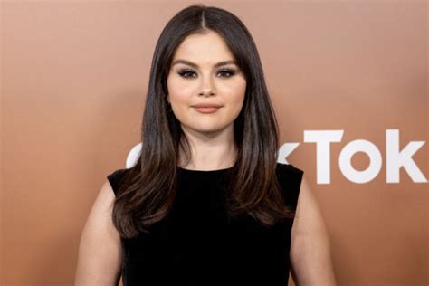 Selena Gomez kerek arcformához illő frizurája