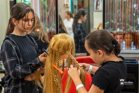 Fodrász dauerez és fest hajat