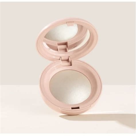 Szemkörnyék megnyitását kiemelő highlighter alkalmazásának illusztrációja