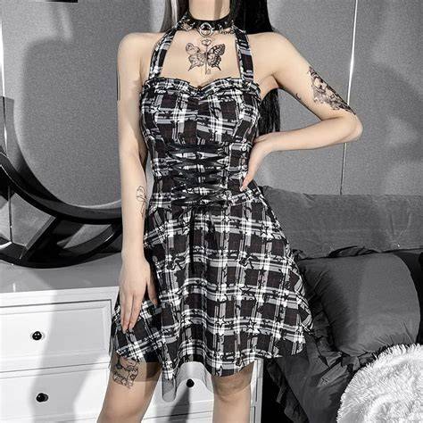 grunge outfit kockás inggel és bakancssal