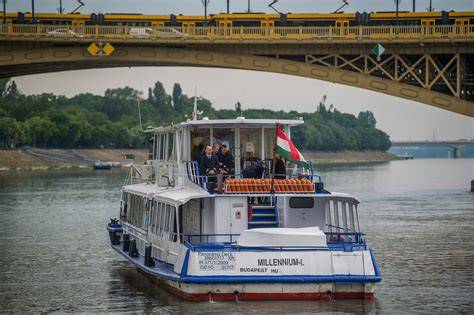 Hableány relikviák és a hajó mai makettje a Balatonon