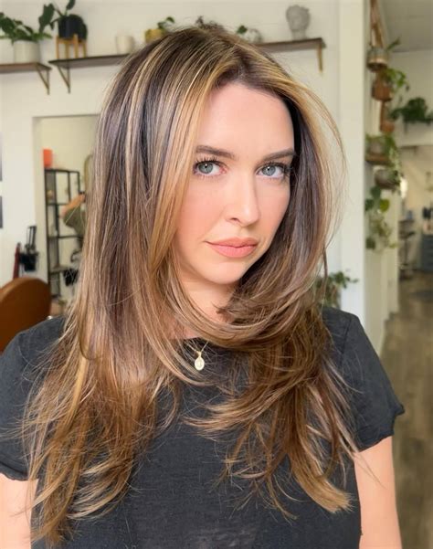 Vastag haj lépcsőzetes vágással